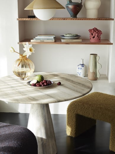 Rounds dining table and textured chairs