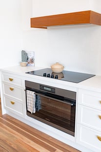 oven, stove and kitchen bench